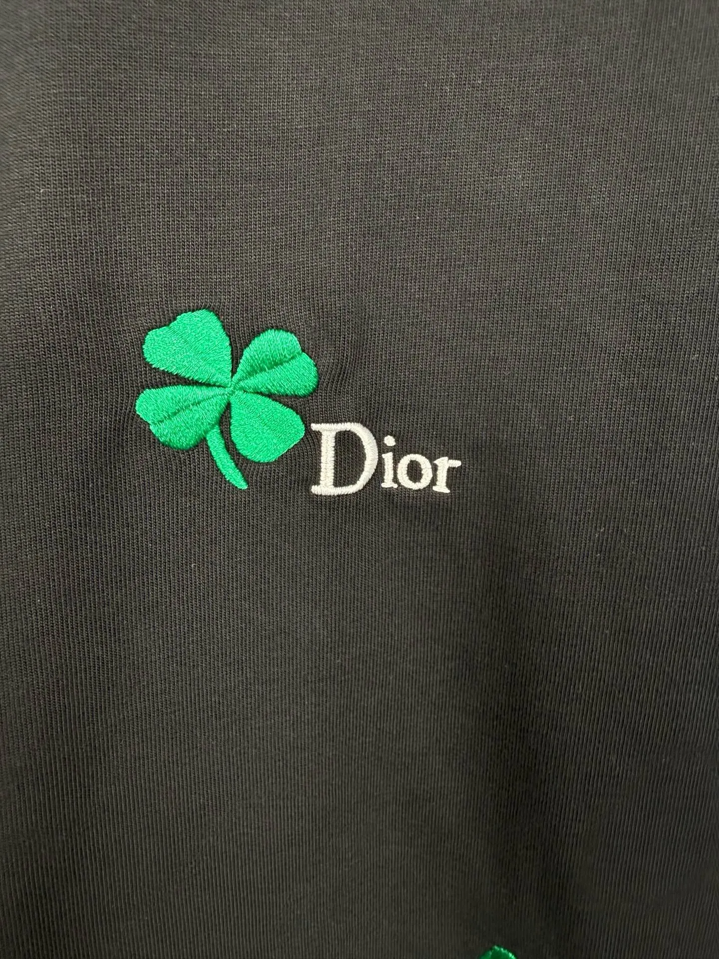 Actual pictures Ceiling-level DIOR/Dior #0331 New product synchronization New Arrival four-leaf clover 🍀 Couple casual short-sleeved T-shirt ✅Real ceiling Quality ✅All original development attention to detail pictures ✅Correct g dyed double yarn fabric Precision printing screen ✅Thread dyeing without color difference Overweight craftsmanship It seems to be simple printing or embroidery, but it is not simple at all. 10000% imported machine restoration is not just a lip service. Welcome to compare with peers. Each model is produced by the company, and the details of workmanship and fabrics are consistent with Authentic. It is guaranteed that there will be no color difference with the counter. Reproduction is not scary. Whoever fakes it will be embarrassed. It’s not shameful to make a replica, it’s shameful if you can’t buy the correct version if you make a replica. The color and coding of the main wheat including the imported wheat are different from the Same Style washed wheat. Really restore the counter. Pay attention to the workmanship. The stitching at the neckline has no folds. It is smooth and natural with no overlapping lines. Really restore this. This is something that many people cannot do. Size: S-M-L-XL